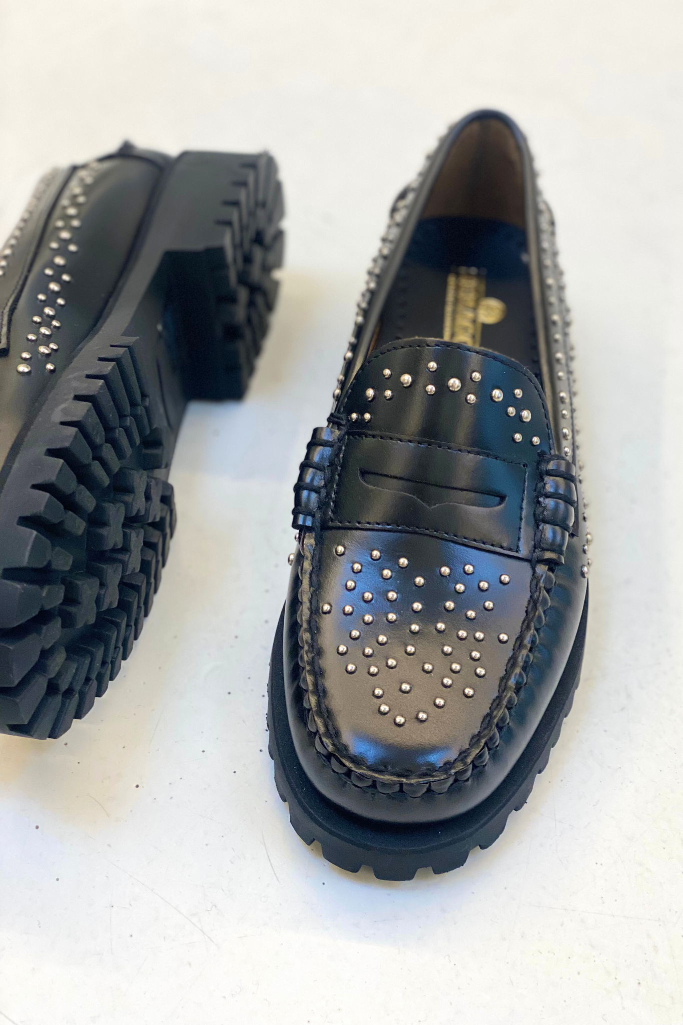 Mocasín negro tachas Sebago