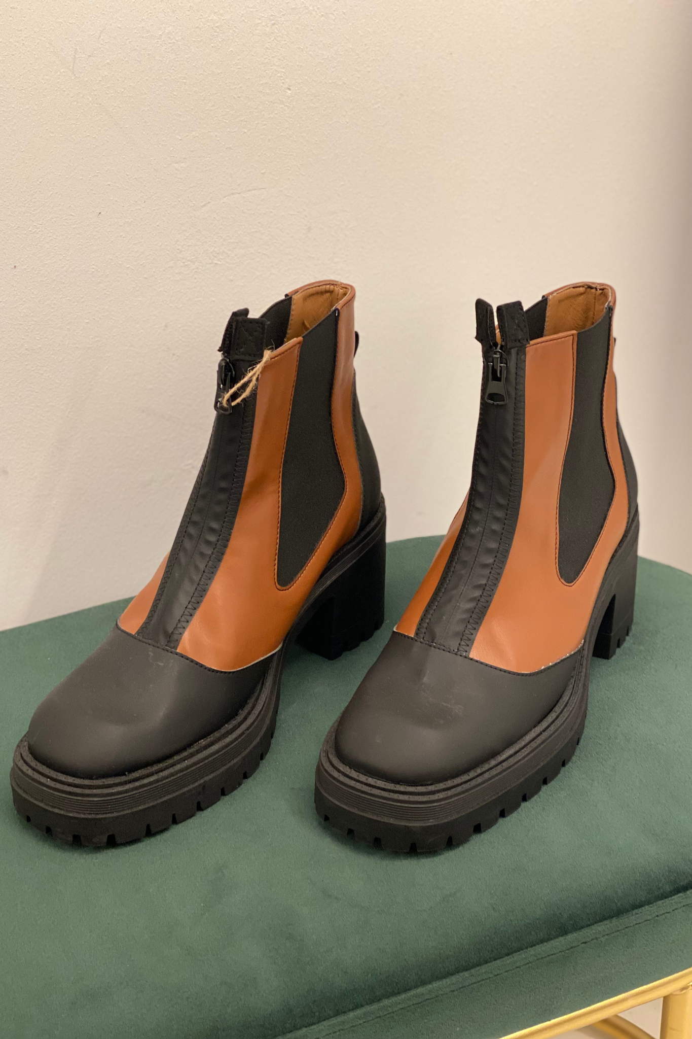 Botas marrones y negras